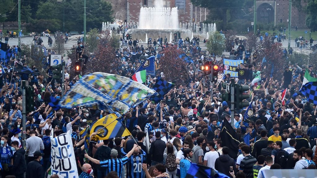 Inter-fanit osoittivat Christian Eriksenille tukeaan. Arkistokuva.