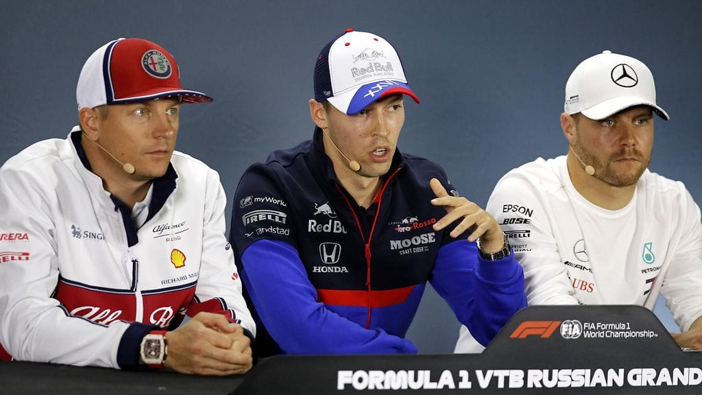 Lawrence Barretton mukaan myös Daniil Kvjat (keskellä) on Valtteri Bottaksen tavoin Williamsin listalla. Kuljettajarulettiin vaikuttava Alfa Romeon Kimi Räikkösen jatkaminen F1-sarjassa on yhä epäselvää.