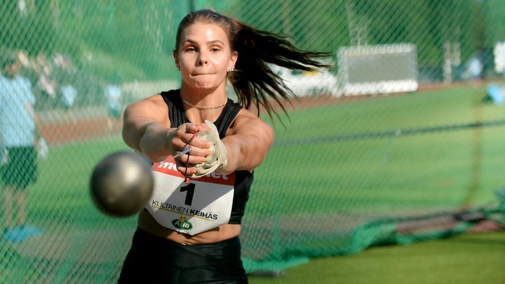 Kiira Väänänen lennätti lekan nuorten EM-finaalissa uusiin ennätyslukemiinsa.