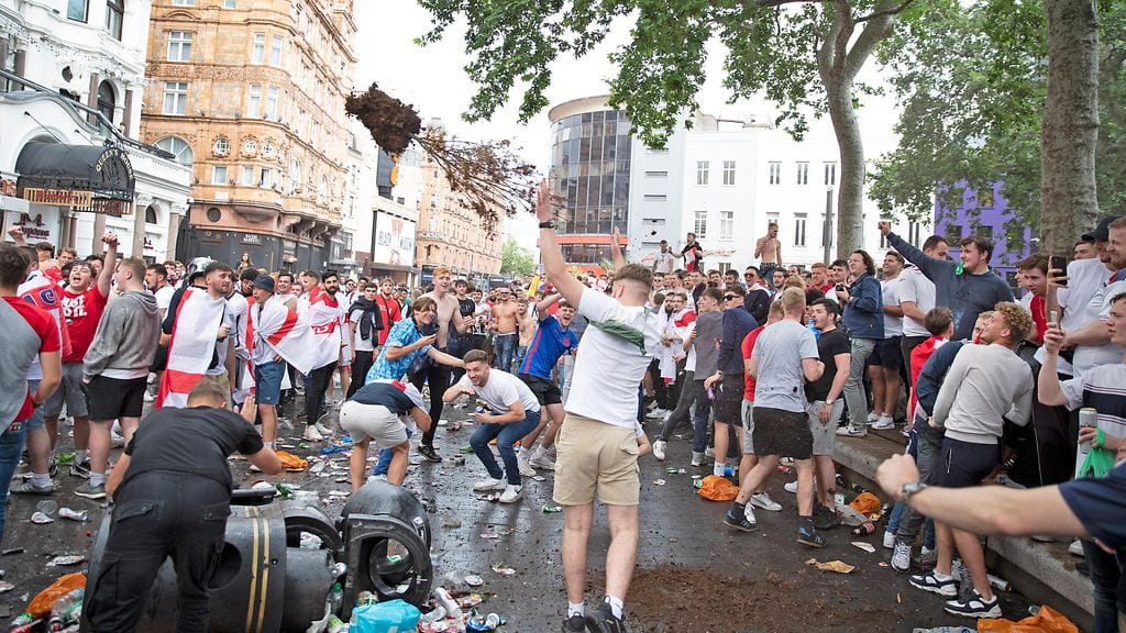 Wembleyn ympäristö on muuttunut kaoottiseksi EM-finaalin alla.