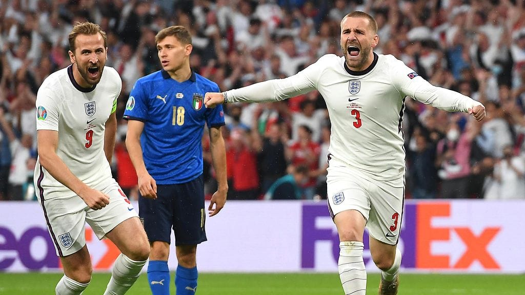 Luke Shaw iski Englannin johtoon jo ottelun toisella peliminuutilla.