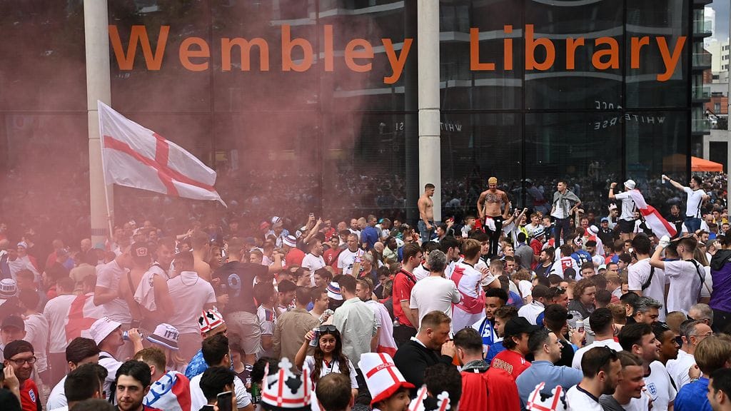 Wembleyn stadionin ympäristössä vallitsi kaoottinen tunnelma ennen EM-finaalia.