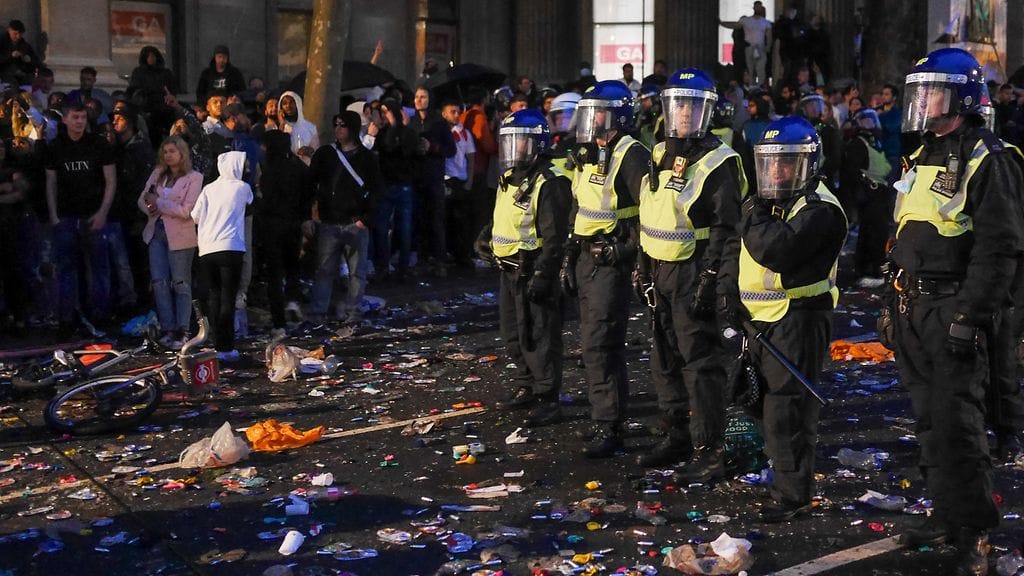 Jalkapallofanit jättivät jälkeensä karmean siivon. Lontoossa tehtiin kymmeniä pidätyksiä.