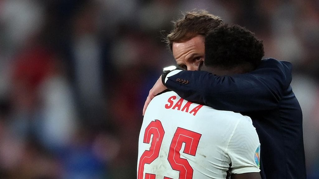 Englannin päävalmentaja Gareth Southgate lohdutti Bukayo Sakaa EM-finaalin jälkeen.