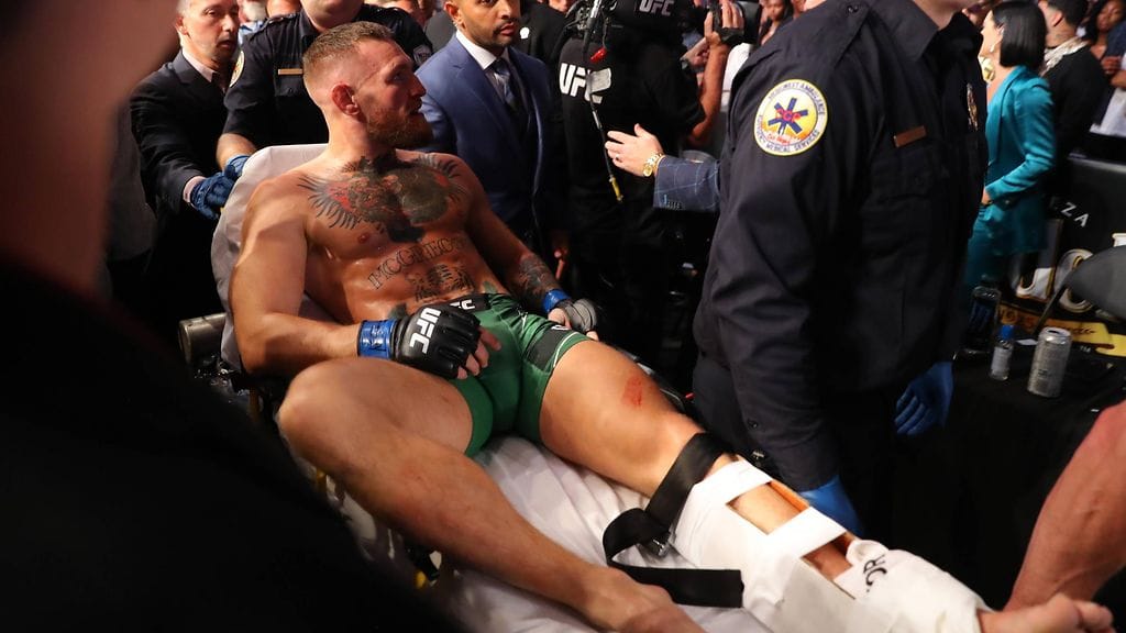 Conor McGregor loukkasi jalkansa UFC-ottelussa.