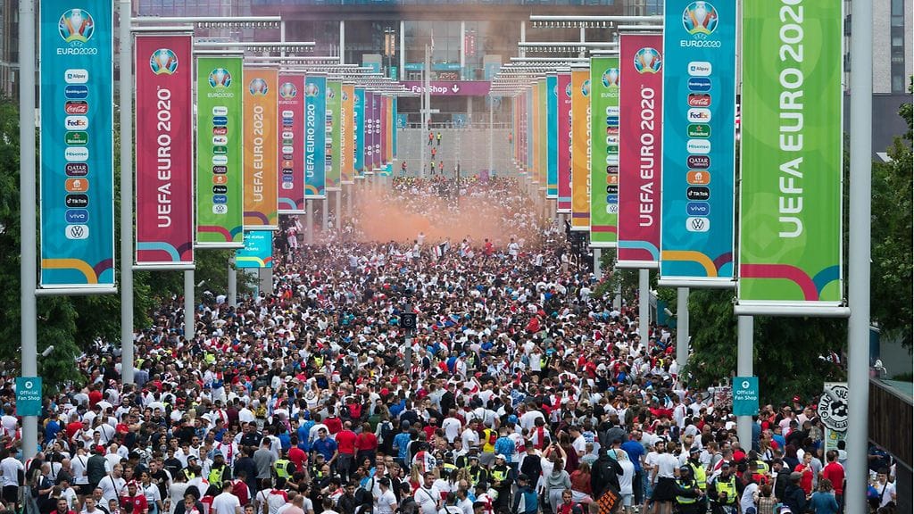 Koronapandemia näytti unohtuneen jalkapallon EM-kisojen finaalin yleisöltä.