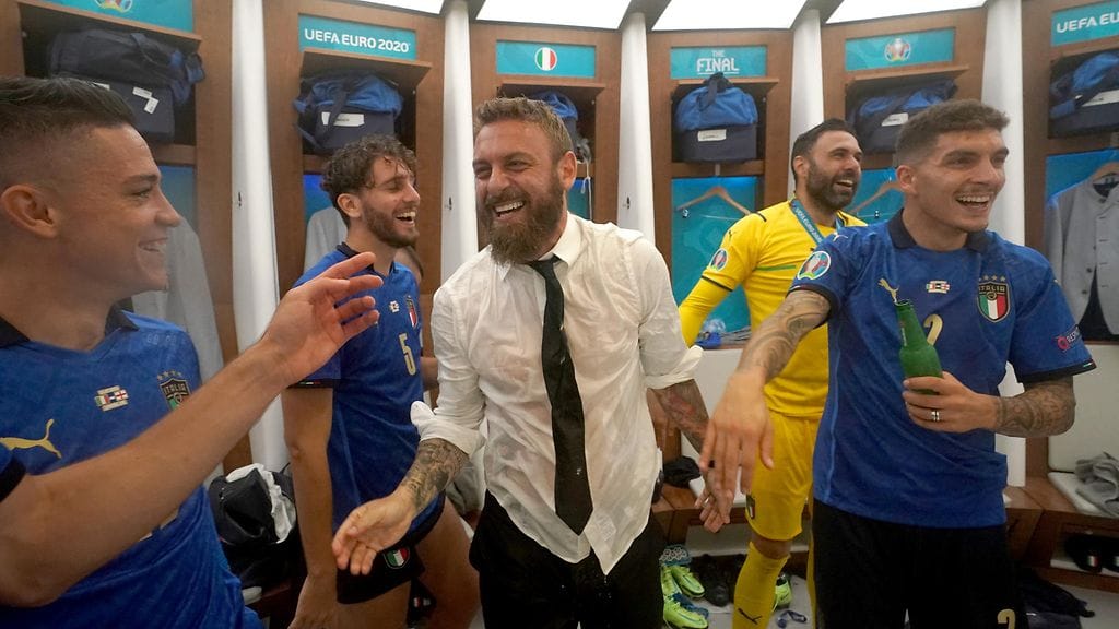 Daniele De Rossi (kesk.) oli kosteissa tunnelmissa Italian pukukopissa voitetun EM-finaalin jälkeen.