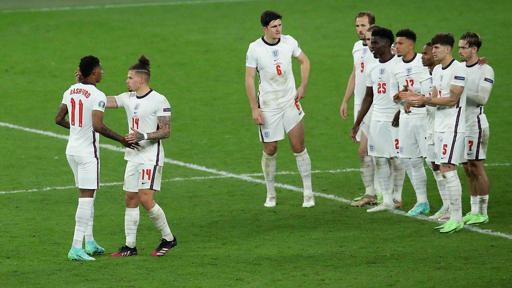 Marcus Rashford sai pelikavereiltaan lohdutusta epäonnistuneen rangaistuspotkun jälkeen.