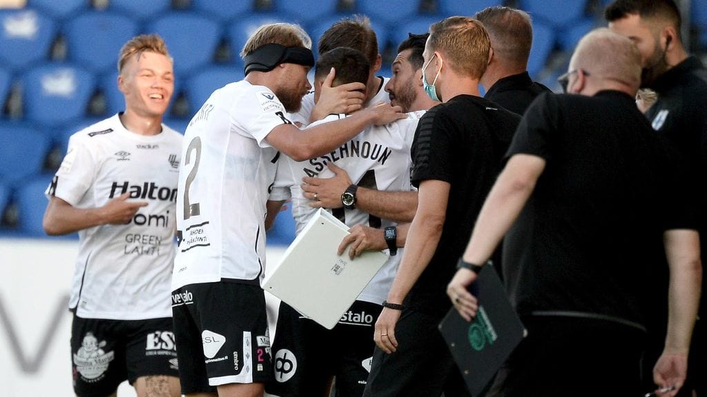 FC Lahden pelaajat juhlivat Jasin Assehnounin (keskellä) tekemää 0-1 maalia jalkapallon Veikkausliigan ottelussa HIFK vs. FC Lahti