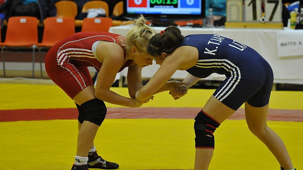 Petra Olli (vas.) ja Latvian Karolina Tjapko.