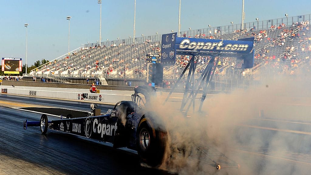 Brandon Bernstein polttaa kumia.