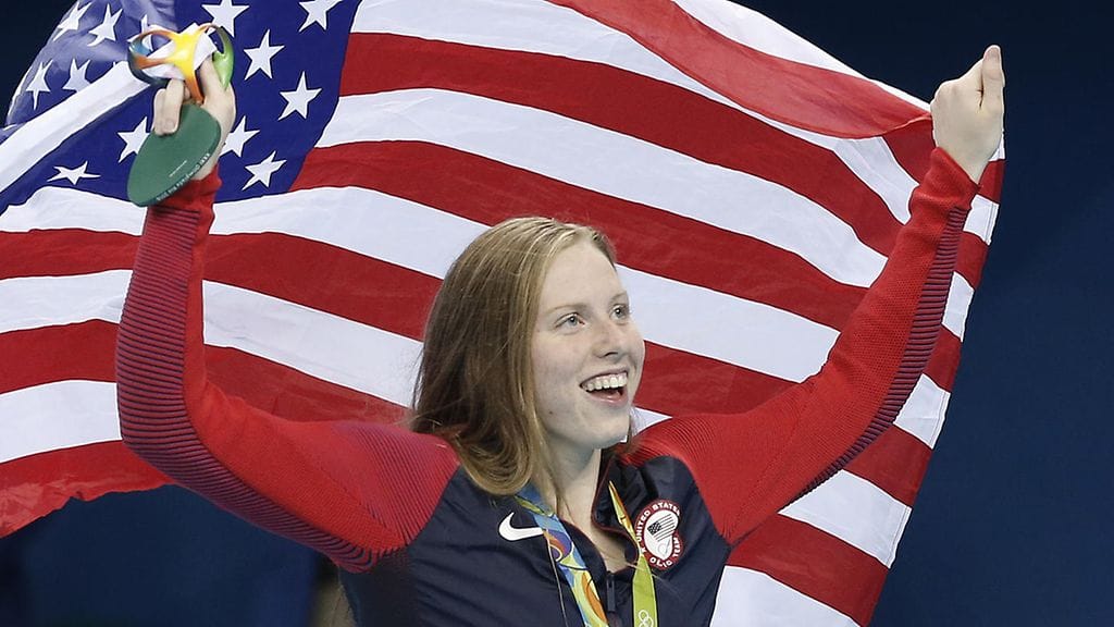 Yhdysvaltain Lilly King juhli kahta uinnin olympiavoittoa Rion kisoissa vuonna 2016.