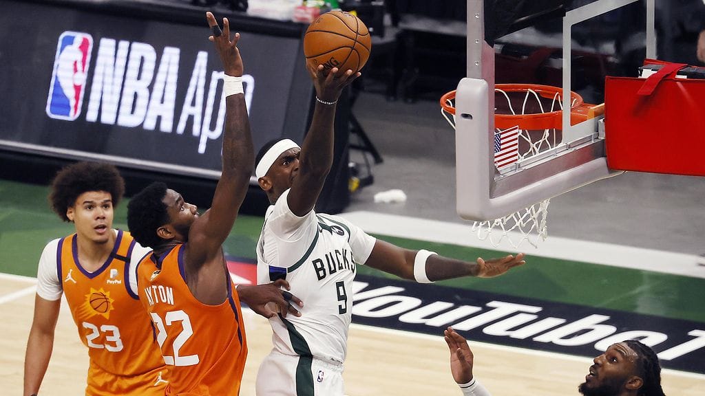 Milwaukee Bucksin Jrus Holiday vauhdissa ottelun viimeisellä neljänneksellä.