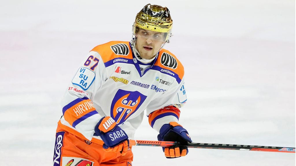 Myös kultakypärä nähtiin viime kaudella Jiri Smejkalin päässä Tapparassa.