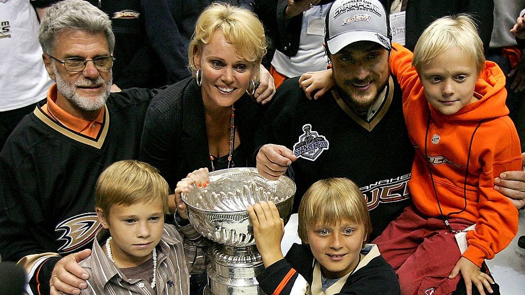 Teemu Selänne perheineen Stanley Cup -pokaalin äärellä keväällä 2007.