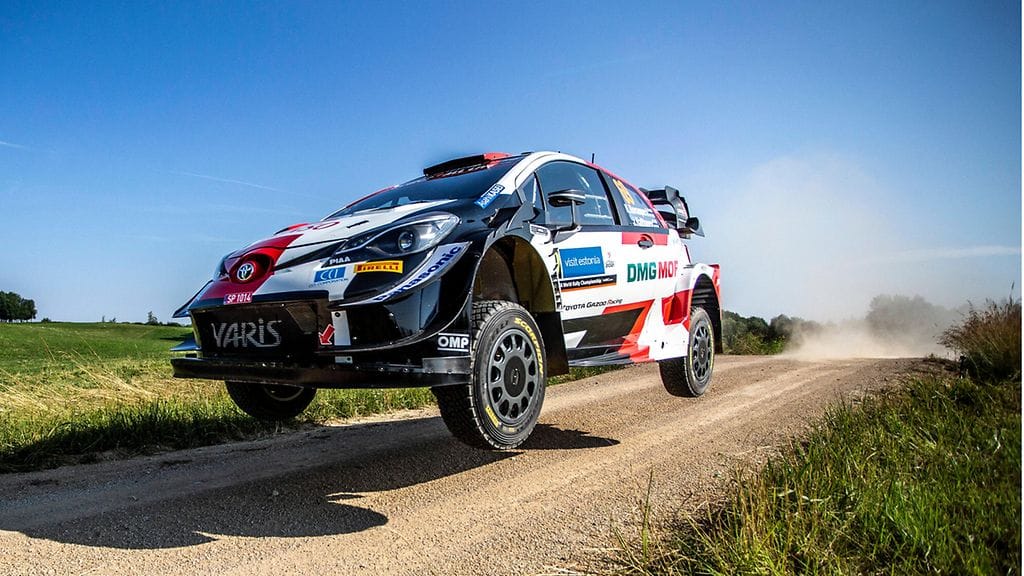 Kalle Rovanperä vauhdissa Viron MM-rallissa perjantaina.