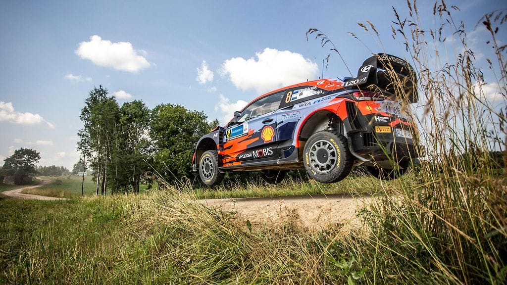 Ott Tänakin auto koki kovia Viron MM-rallin kolmannella erikoiskokeella.