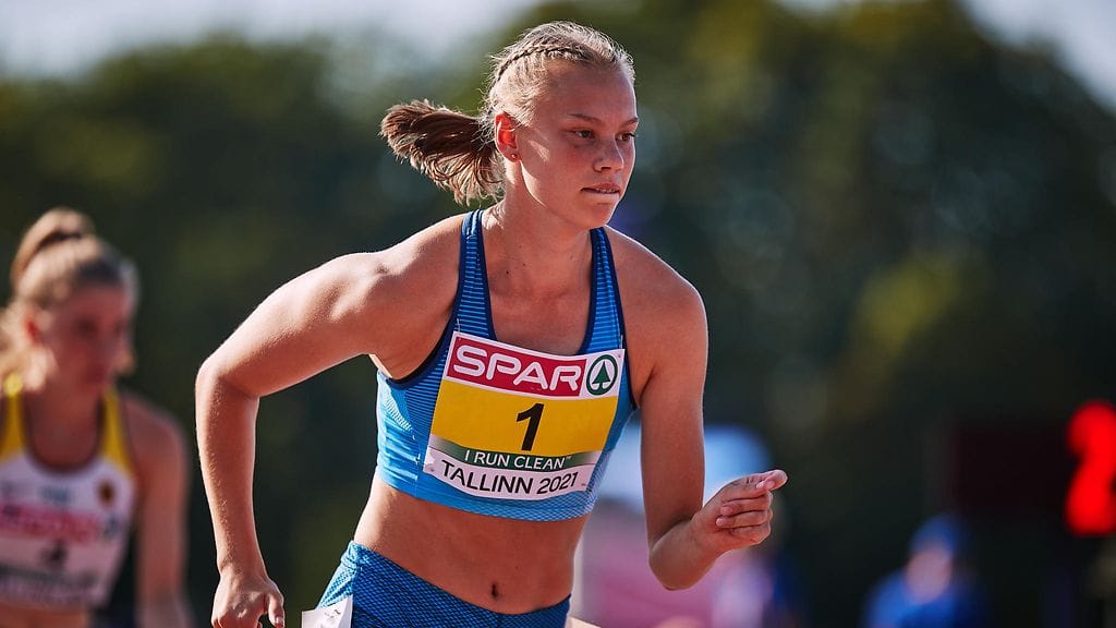 Saga Vanninen juhli alle 20-vuotiaiden Euroopan mestaruutta Tallinnassa.