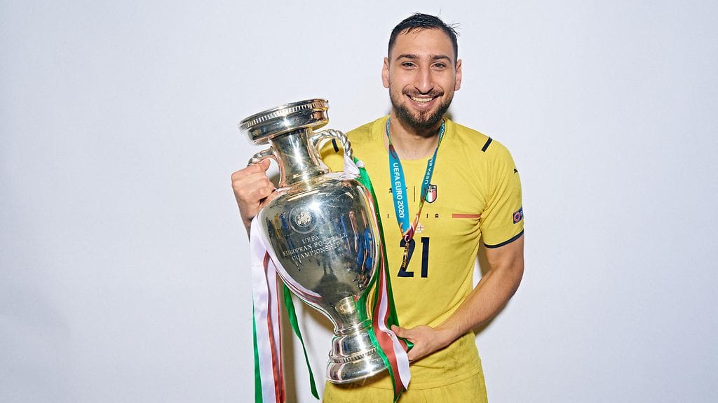 Italian maalivahti Gianluigi Donnarumma poseerasi EM-kisojen mestaruuspokaalin kanssa.