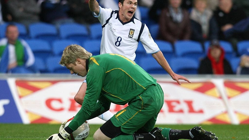 Skotlannin Don Cowie viittilöi vuonna 2009, että Walesin maalivahti Wayne Hennessey olisi poiminut oman pelaajan syötön rikkeen arvoisesti käsiinsä. Sääntö asiasta astui voimaan 1992.