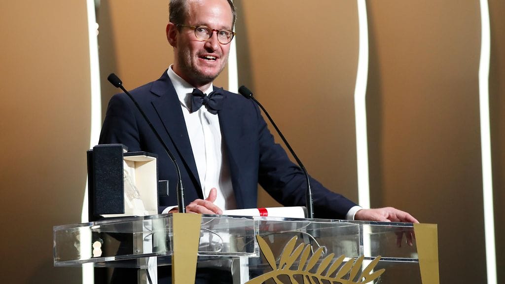 Juho Kuosmanen ottaa vastaan Grand Prix -palkinnon.