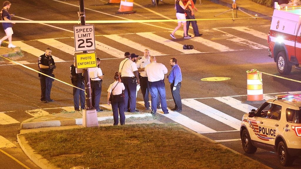 Poliisi tutki Nationals Park -stadionin ulkopuolella tapahtunutta ammuskelua Washingtonissa.