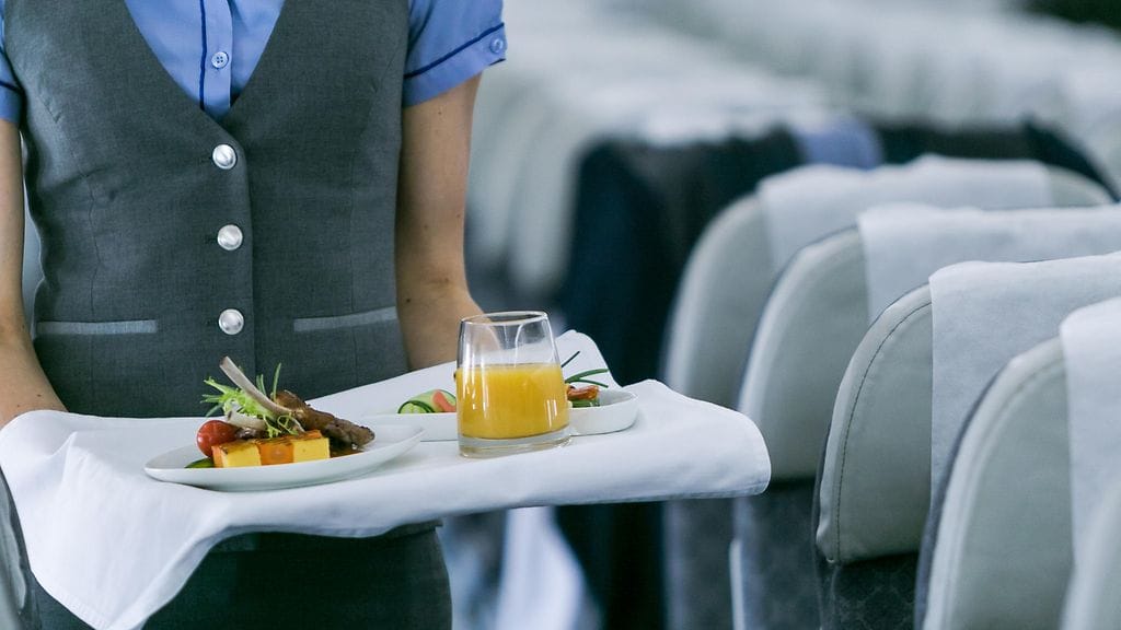 Lentoemäntä paljasti kikan, jolla lennolla voi saada erikoiskohtelua.