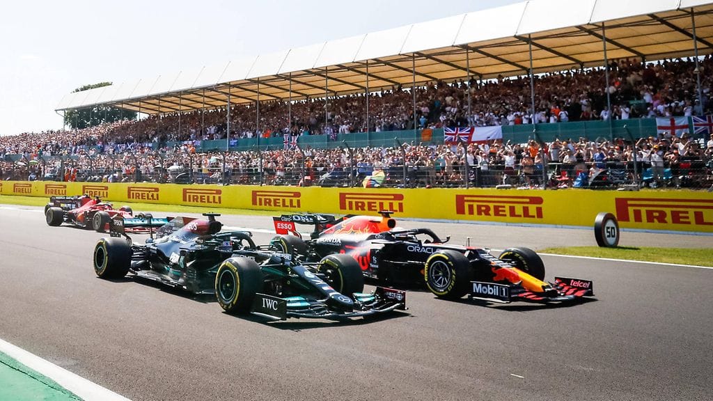 Max Verstappen kävi Britannian GP.n avauskierroksella rajua taistelua Lewis Hamiltonia vastaan.