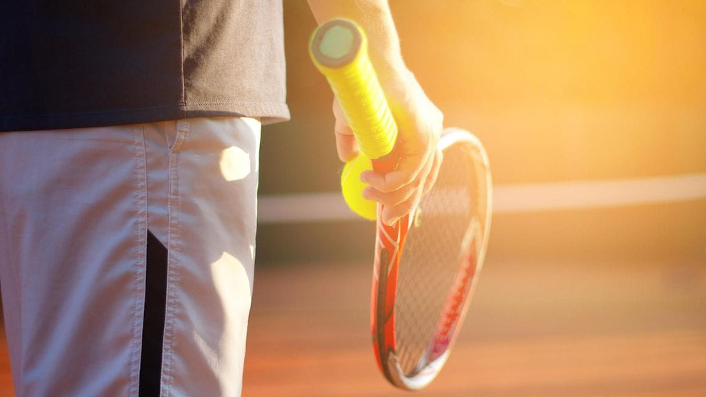 Tenniksen pelaaminen ei ole iästä kiinni, 97-vuotias Leonid Stanislavski korostaa. Kuvituskuva.