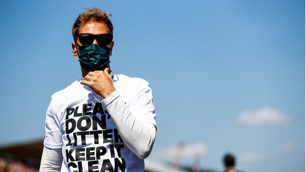 Sebastian Vettel keräsi roskia katsomosta Britannian GP:n jälkeen.