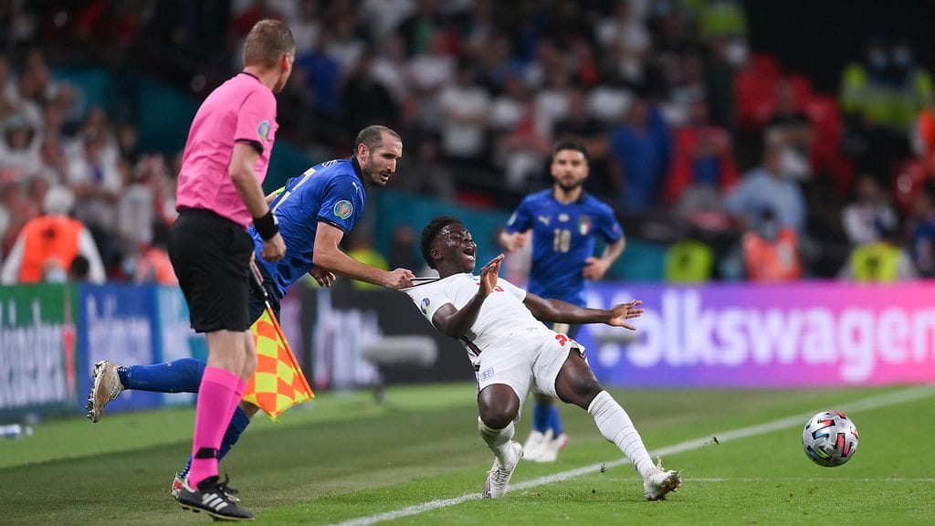 Giorgio Chiellini nykäisi voimalla Bukayo Sakaa paidasta jalkapallon EM-finaalissa.