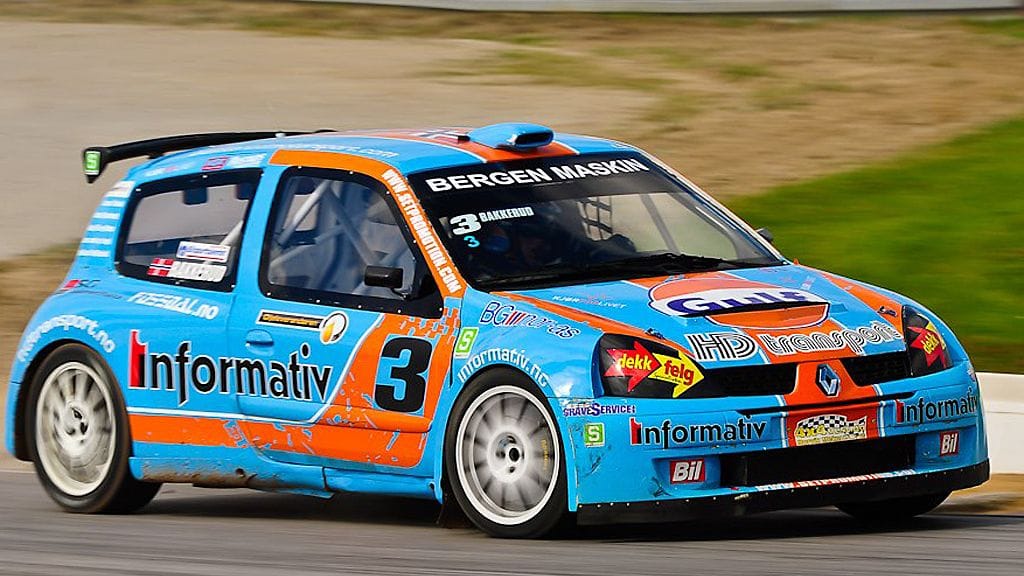 Andreas Bakkerud vauhdissa Set Promotionin autolla.