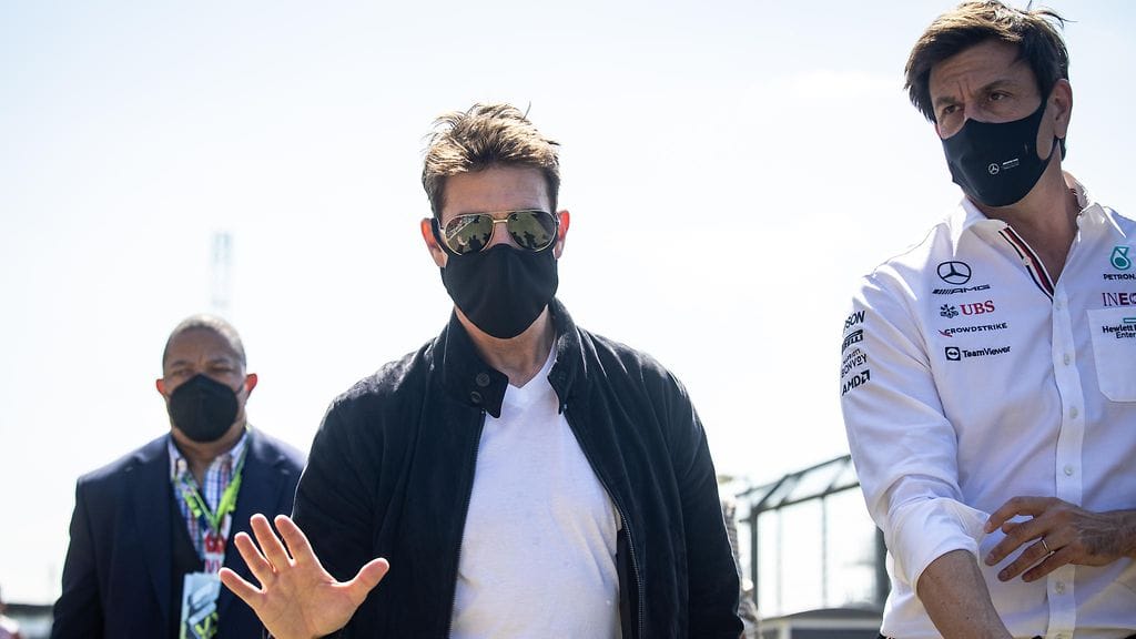 Tom Cruise käveli Mercedes-pomo Toto Wolffin kanssa Britannian F1-varikolla.