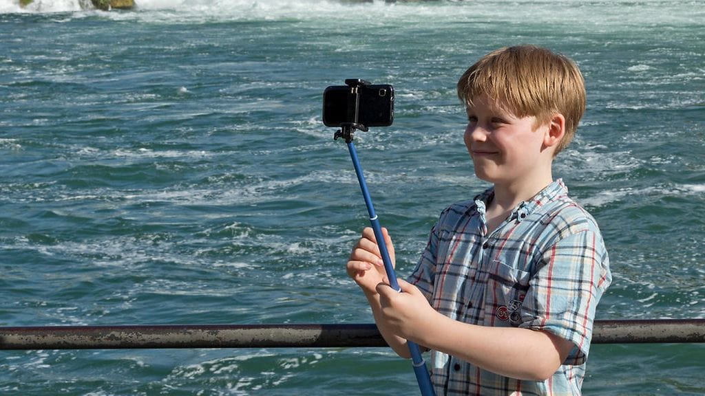 Ilo voi muuttua itkuksi, jos kännykkä pääsee tipahtamaan veteen.