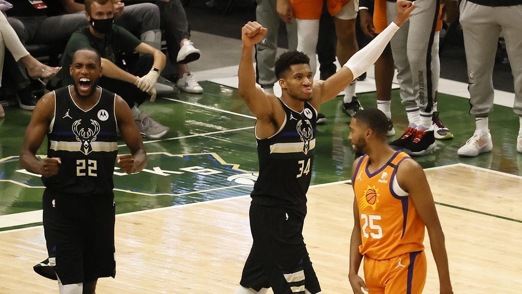 Milwaukee Bucksin Khris Middletonilla (vas.) ja Giannis Antetokounmpolla oli aihetta tuulettaa.