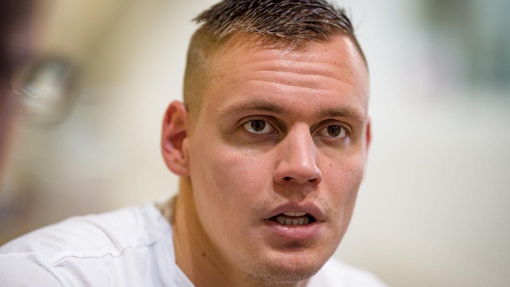 Ari-Pekka Liukkonen on toinen Suomen lipunkantajista Tokion olympialaisten avajaisissa.