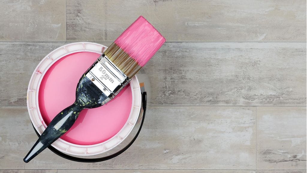 Elerin talon pinkki seinä houkuttelee monia ottamaan kuvia.