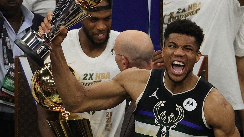 Giannis Antetokounmpo palkittiin NBA-finaalien arvokkaimpana pelaajana.