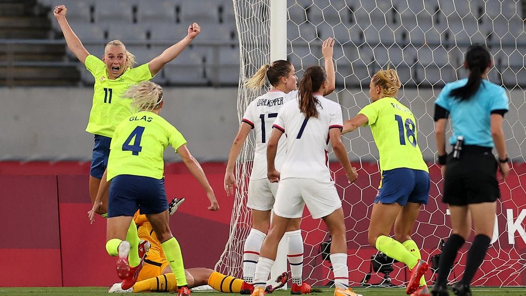 Ruotsin Stina Blackstenius tuuletti toista maaliaan Yhdysvaltoja vastaan.