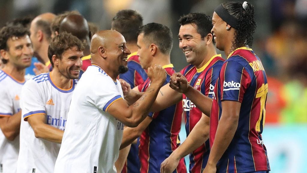 Roberto Carlos (edessä vasemmalla) tervehti brasilialaistoveriaan Ronaldinhoa näytösottelussa.