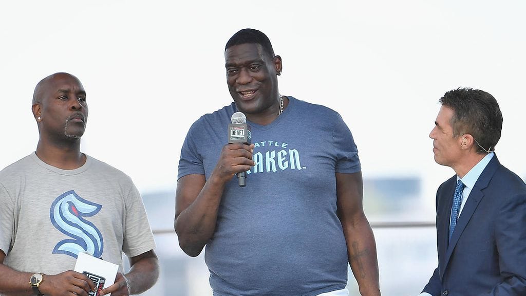 Shawn Kempillä (kesk.) oli vaikeuksia lausua Joonas Donskoin nimeä NHL:n laajennusdraftissa.