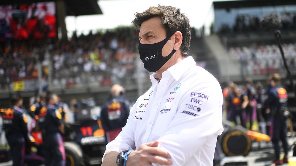 Miksi Toto Wolff sai mennä FIA:n tuomariston toimistoon Silvestonessa? Tämä ihmetyttää edelleen Red Bullia.