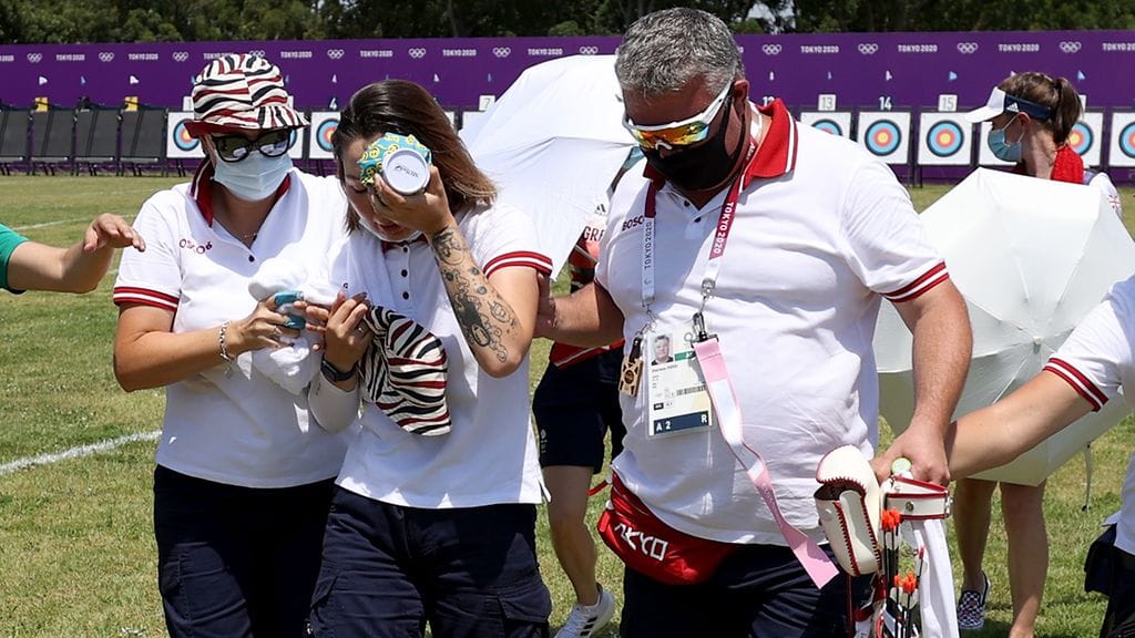 Venäläinen Svetlana Gombojeva talutettiin pois jousiammuntastadionilta.