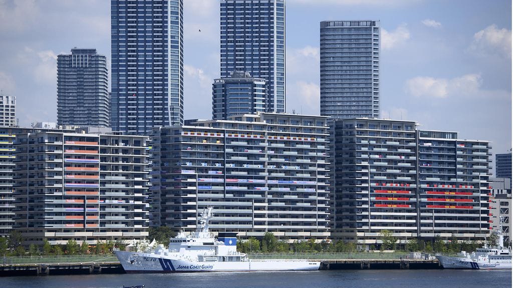 Japanin rannikkovartiosto pitää silmällä Tokion olympiakylän edustaa.