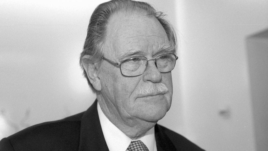 Carl Mesterton on kuollut.