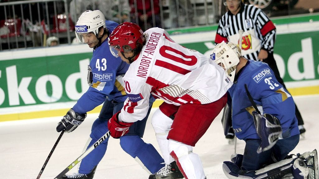 Jevgeni Pupkov (vas.) edusti Kazakstania pelaajaurallaan sekä olympialaisissa että MM-kisoissa vuonna 2006.