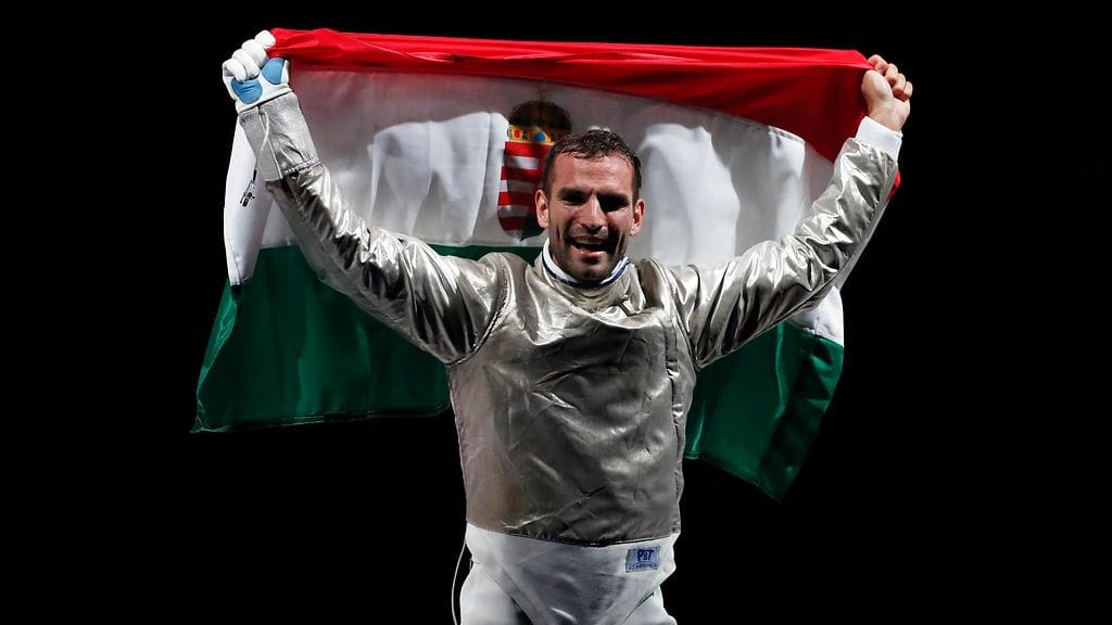 Aron Szilagyi juhlii kolmatta perättäistä olympiakultaansa.