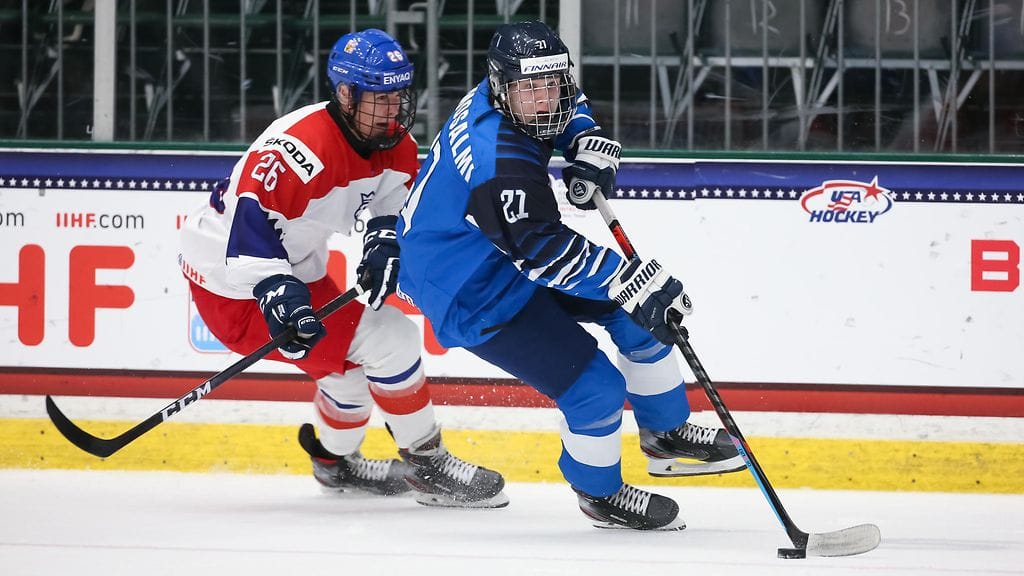 Aleksi Heimosalmi pelasi viime kaudella alle 18-vuotiaiden MM-kisoissa, joissa hän iski mainiosti tehoja.