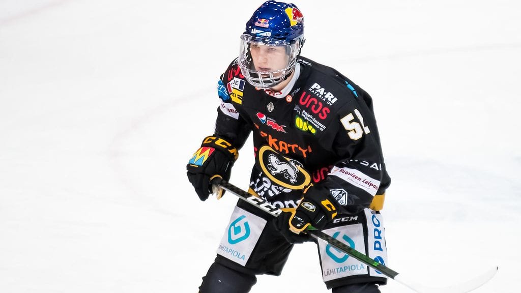 Kärppien Aatu Räty meni NHL:n varaustilaisuuden toisella kierroksella neljäntenä suomalaispelaajana.