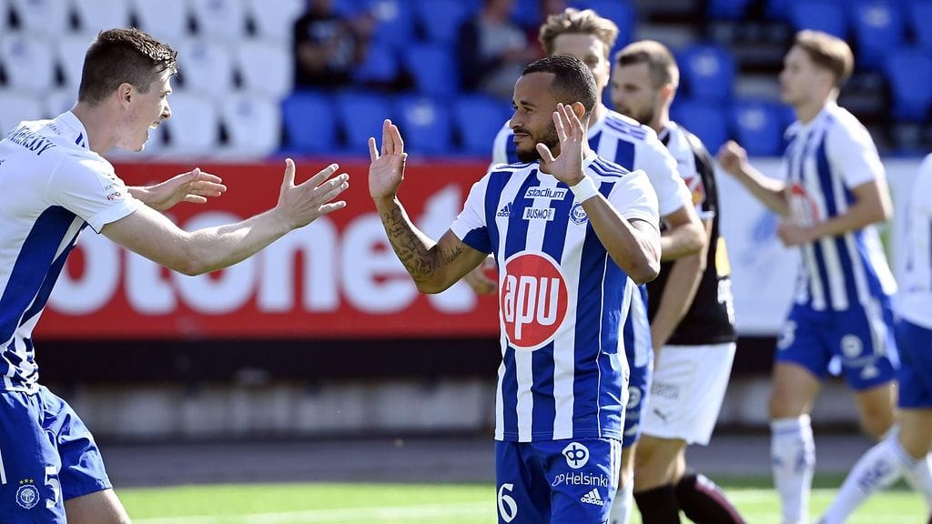 Daniel O'Shaughnessy (vas.) ja Jair Silva juhlivat Silvan tekemää HJK:n avausmaalia Hakaa vastaan.